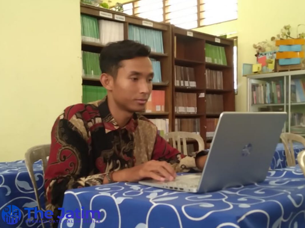 Faruq Hidayat, Manager Data dan Informasi Forum Analisis Kebijakan dan Transparansi Anggaran (Fakta) Foundation saat menganalisis APBD Kabupaten Sumenep. (Foto: Istimewa)