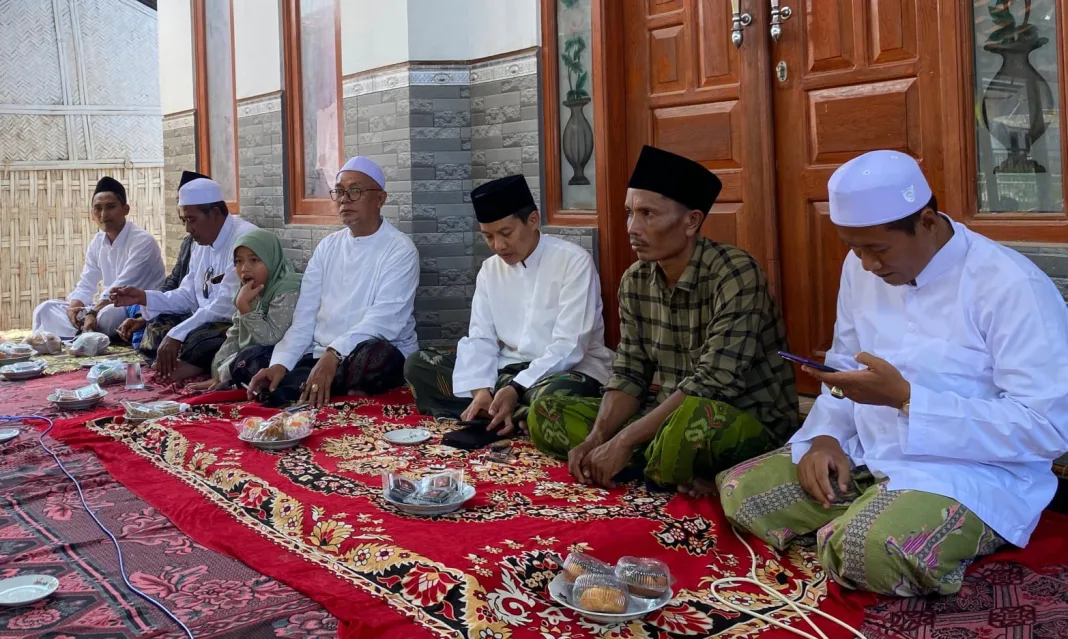 Masyarakat pulau Sapudi, Kec. Nonggunong, Kab. Sumenep, bersama KH Muh Ali Fikri. Sabtu, 19/10/2024. Foto: istimewa