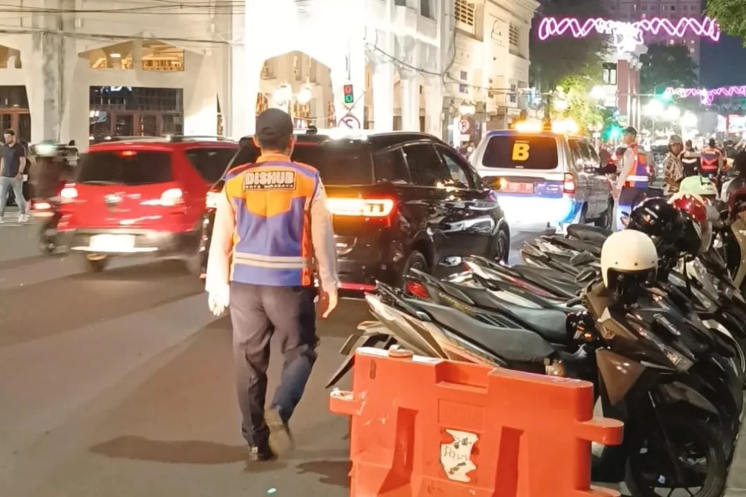 Parkir Liar Biang Macet, Akademisi Minta Pemkot Surabaya Naikkan Tarif TJU