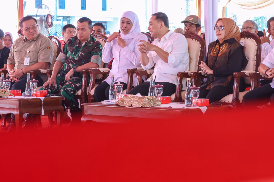Gubernur Khofifah dan Wali Kota Eri Bagikan 10 Ton Beras Murah