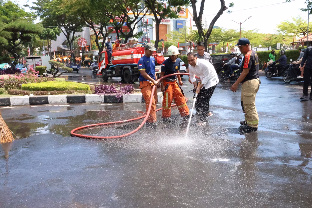 Wali Kota Eri Pimpin Pembersihan Surabaya Pasca Aksi Massa Ricuh