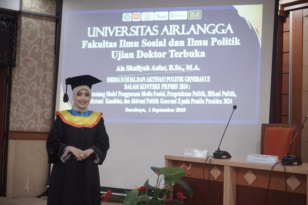 Predikat Summa Cumlaude Diraih Politisi Surabaya Ais Shafiyah Asfar di Usia 24 Tahun