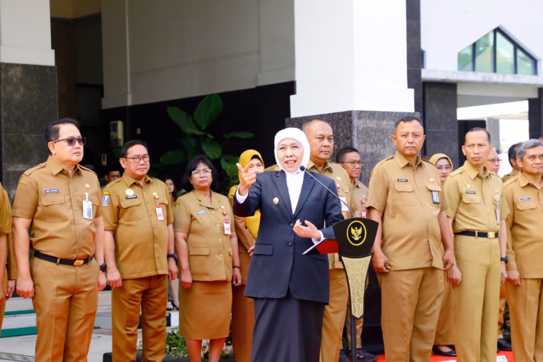 Apel Bersama ASN, Gubernur Khofifah Serahkan Santunan Korban Kebakaran Grahadi