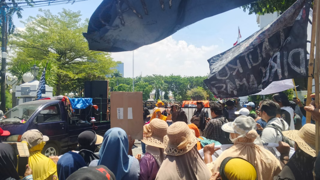 Aksi Surabaya Bergerak “TOLAK SURABAYA WATERFRONT LAND”