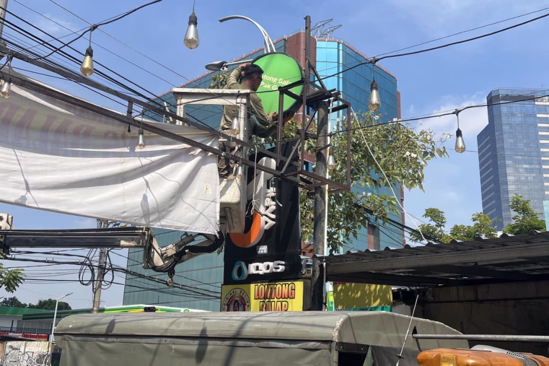Pemkot Surabaya Tertibkan 155 Reklame Ilegal Sasar Pusat Kota