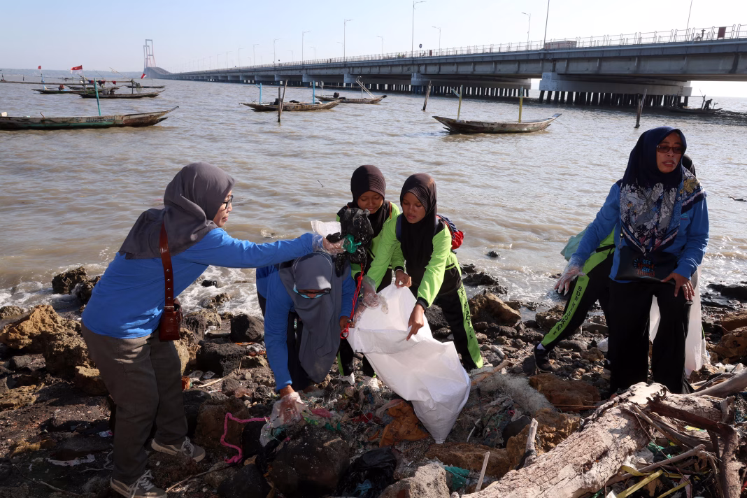 World Cleanup Day, DLH Surabaya Ingatkan Bahaya Mikroplastik Bagi Generasi