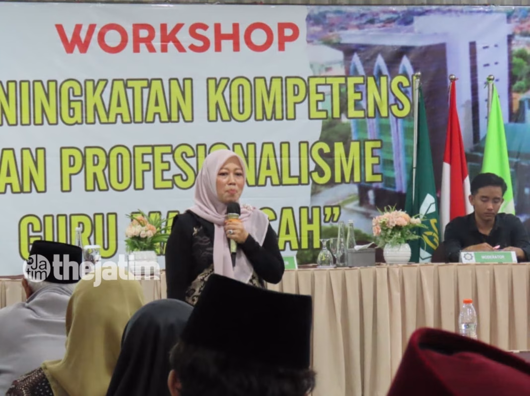 Hj. Ansari, S.Pd.I saat menjadi narasumber seminar moderasi beragama.
