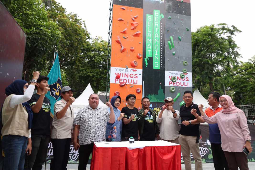Ratusan Atlet Muda Ramaikan Kejuaraan Panjat Tebing di Taman Bungkul