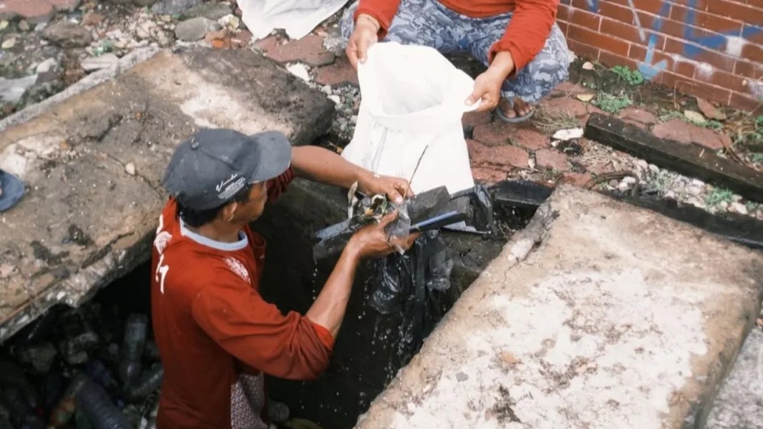 Warga Buang Kasur ke Sungai Surabaya Terancam Masuk Bui