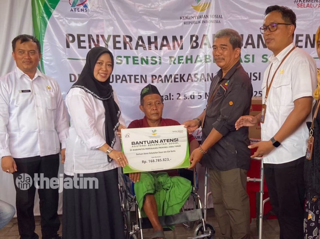 Hj. Ansari (jilbab hitam) bersama Ibnu Kusbiantoro (pejabat sentra terpadu Prof. Dr. Suharso Surakarta) didampingi pejabat Dinsos Pamekasan.