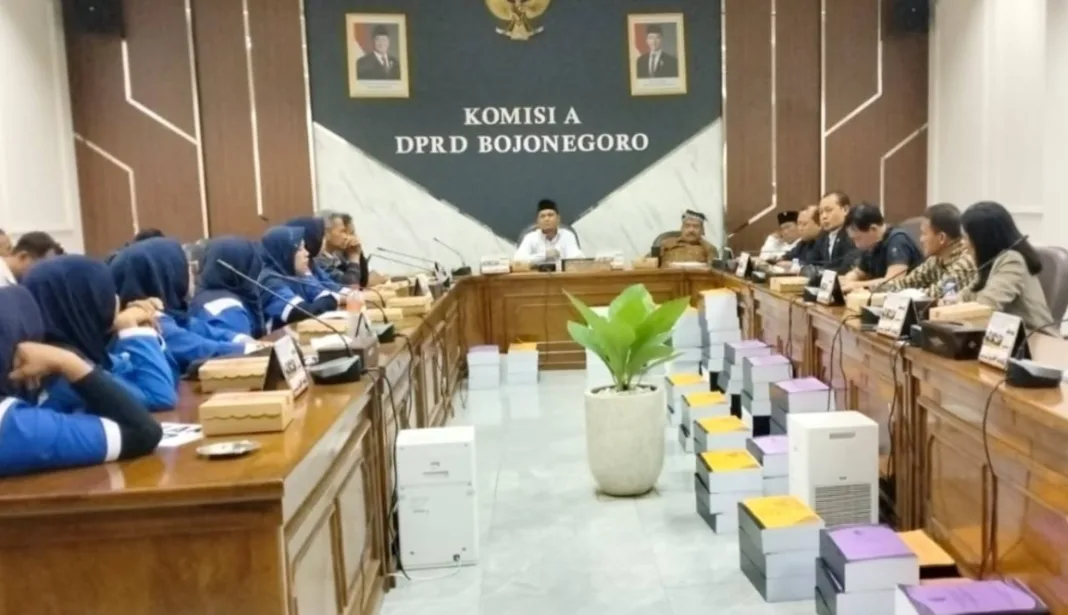 Audiensi buruk pabrik rokok di DPRD Bojonegoro. (Foto: Istimewa)