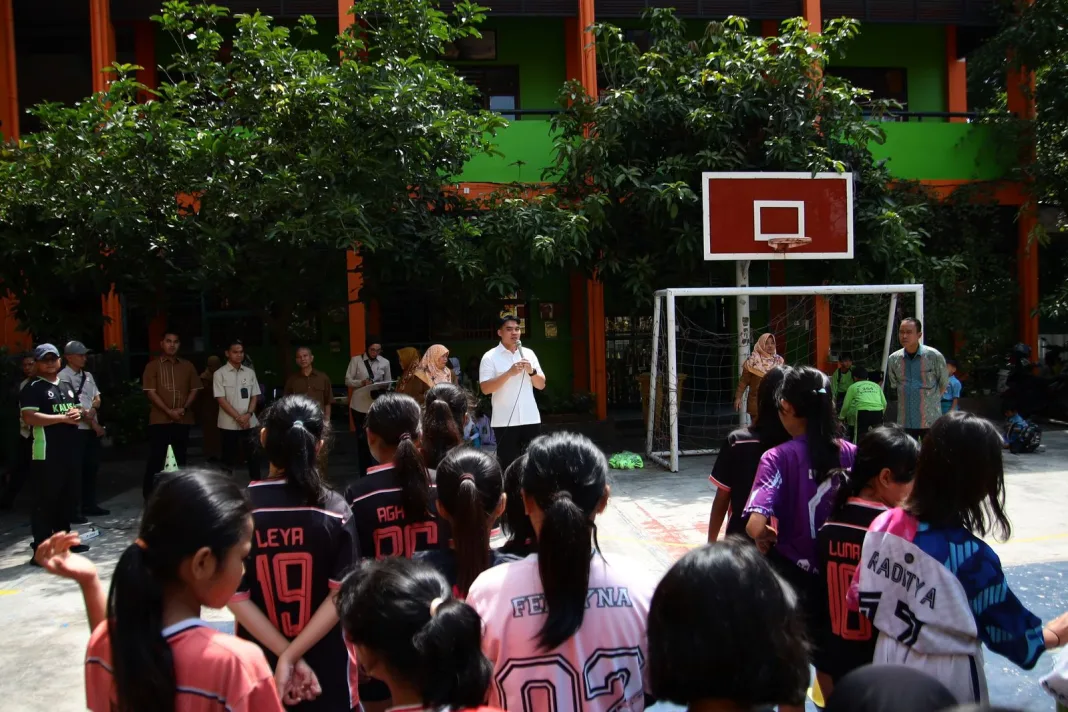 DPRD Jatim Salurkan Bantuan Futsal Demi Prestasi Siswa Kalirungkut 1