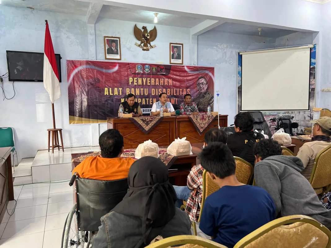 Wakil Ketua DPRD Jatim Deni Wicaksono Salurkan Puluhan Alat Bantu Disabilitas di Ngawi