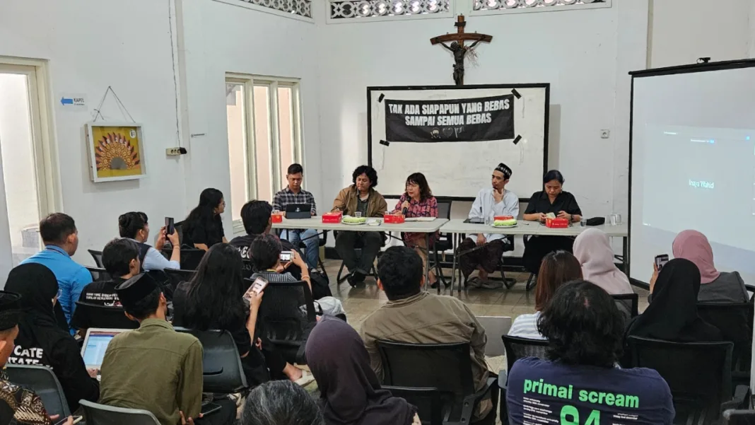 Desakan Bebaskan Komar Menguat Kritik Represi dan Ancaman Demokrasi