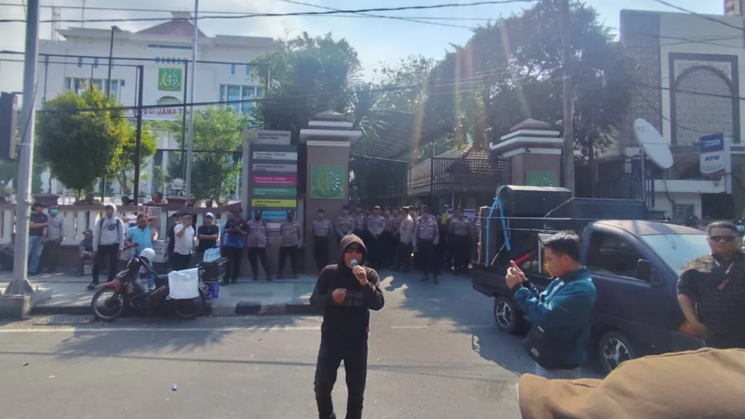 SPM-MP Kepung Kejati Jatim, Desak Kepastian Hukum Perkara yang Ditangani Jampidsus