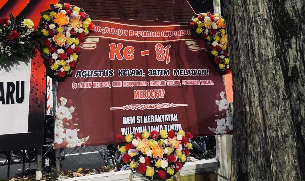 HUT RI ke-81, BEM SI Jatim Kirim Karangan Bunga Ingatkan Luka Demokrasi