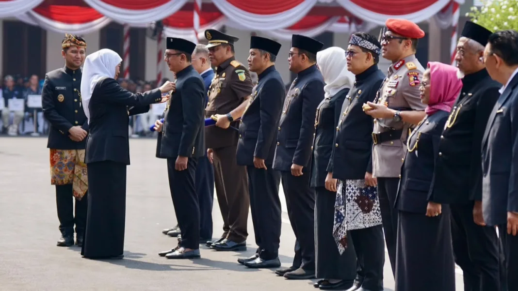 Deni Wicaksono Terima Lencana Emas, Komitmen Perjuangkan Aspirasi Warga Jatim