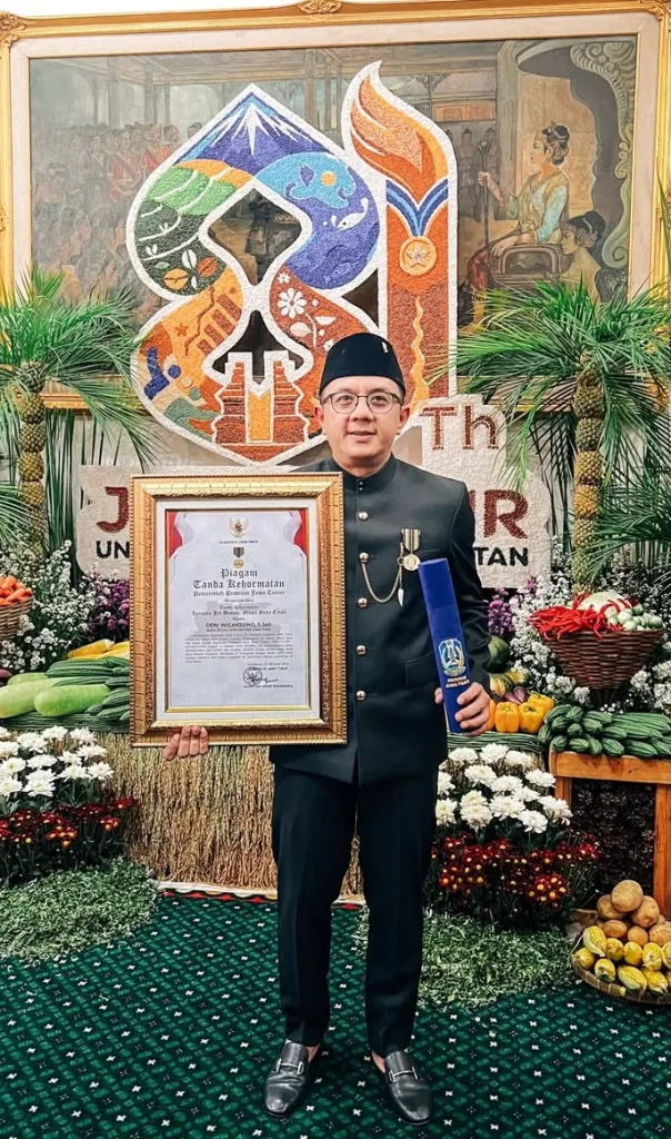 Deni Wicaksono Terima Lencana Emas, Komitmen Perjuangkan Aspirasi Warga Jatim